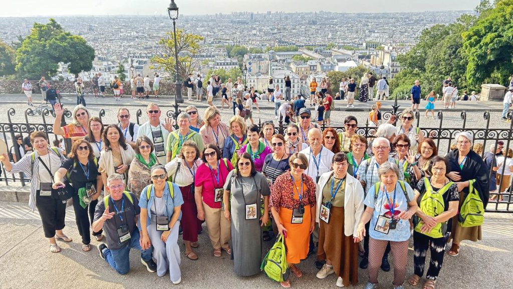 Grupo SanPioTur em Montmartre, com Paris ao fundo