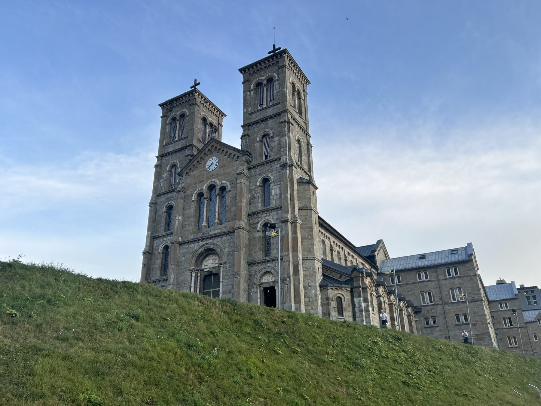 A basílica de Nossa Senhora de La Salette no alto da montanha